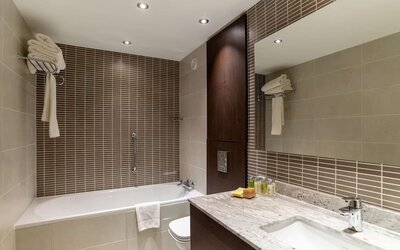 Guest bathroom with tub and free toiletries at the Hilton London Gatwick Airport.