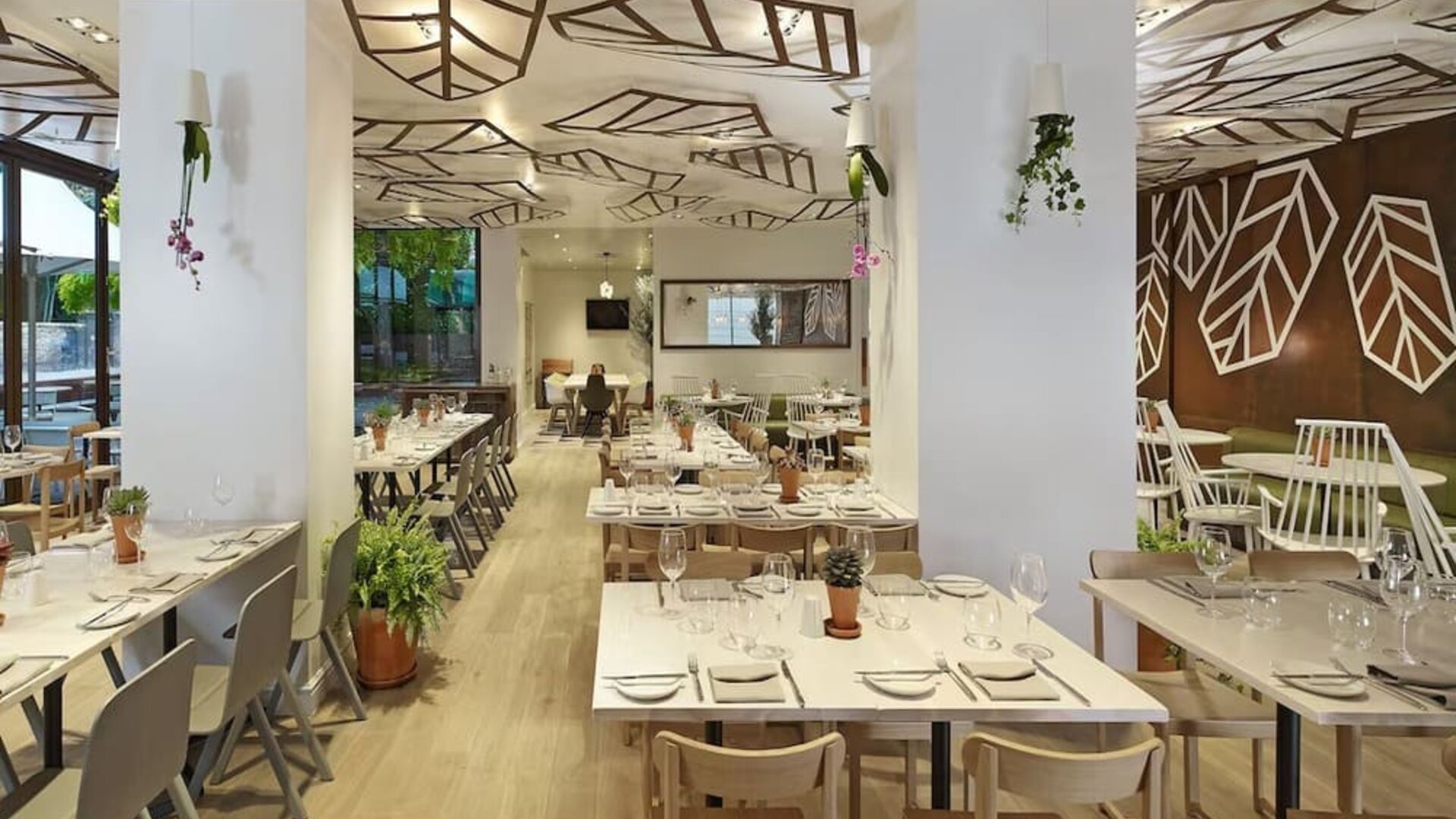 Spacious dining area perfect for coworking at DoubleTree By Hilton London - Hyde Park.