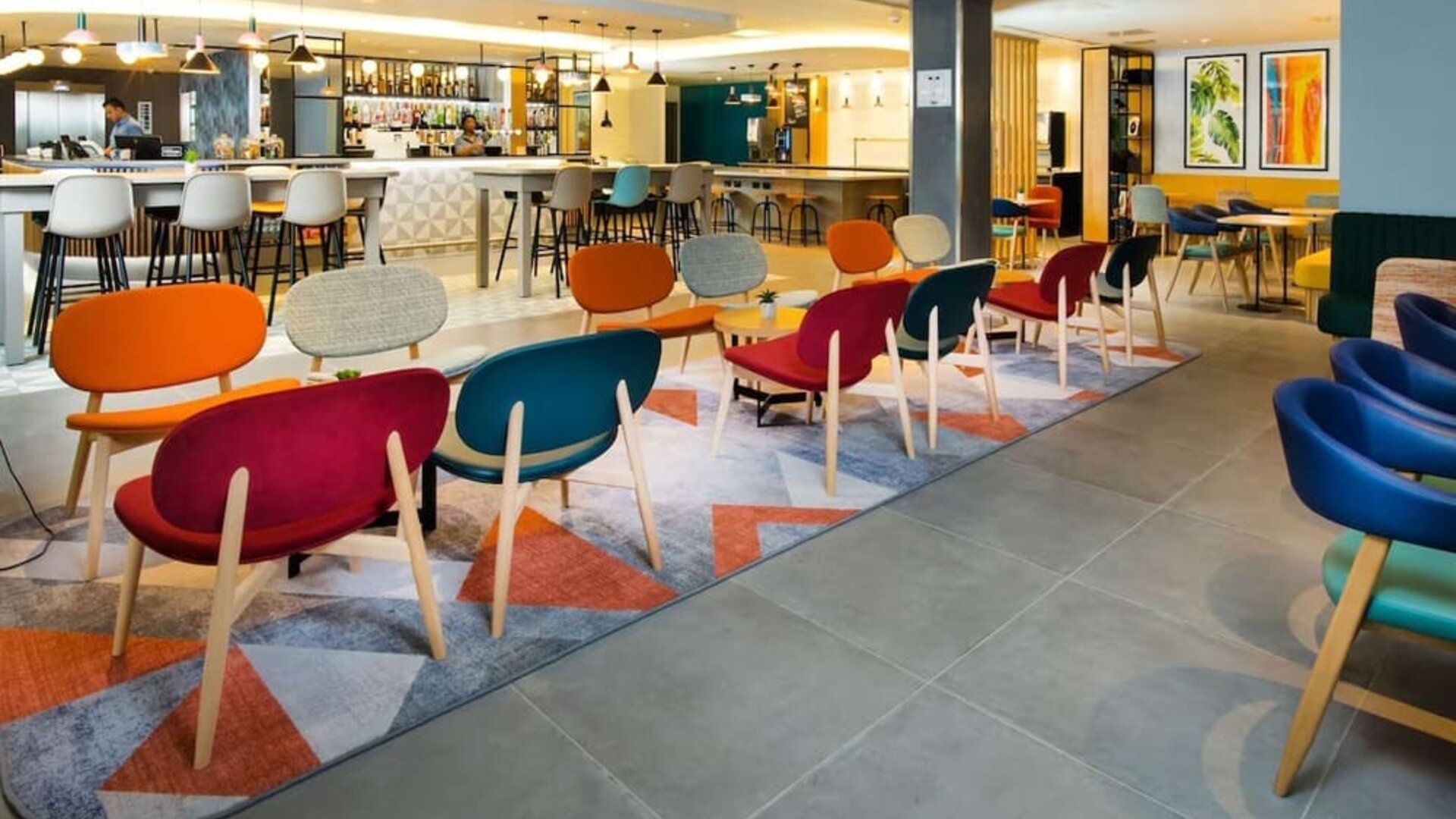 Dining area perfect for coworking at Hampton By Hilton London Park Royal.