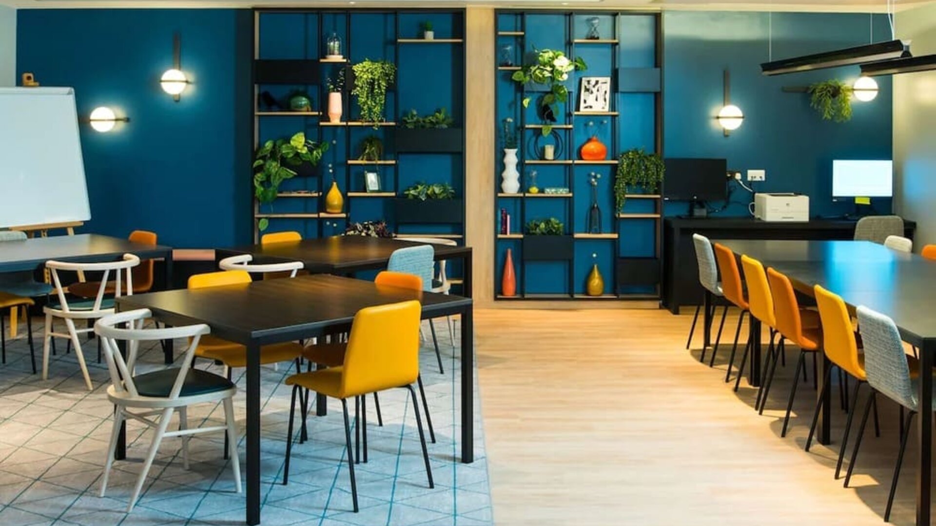 Business center and meeting room at Hampton By Hilton London Park Royal.