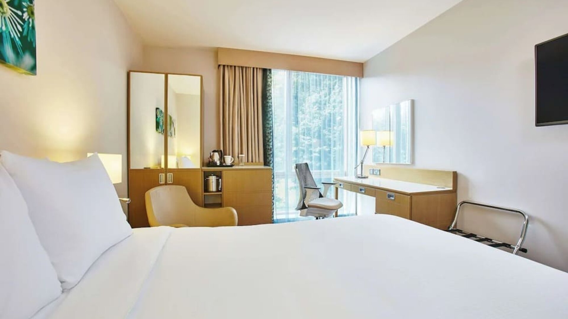 King room with work desk, TV and lounge area at the Hilton Garden Inn Birmingham Brindleyplace.