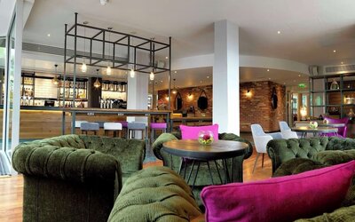 Dining and bar area perfect for co-working at the Hilton Garden Inn Birmingham Brindleyplace.