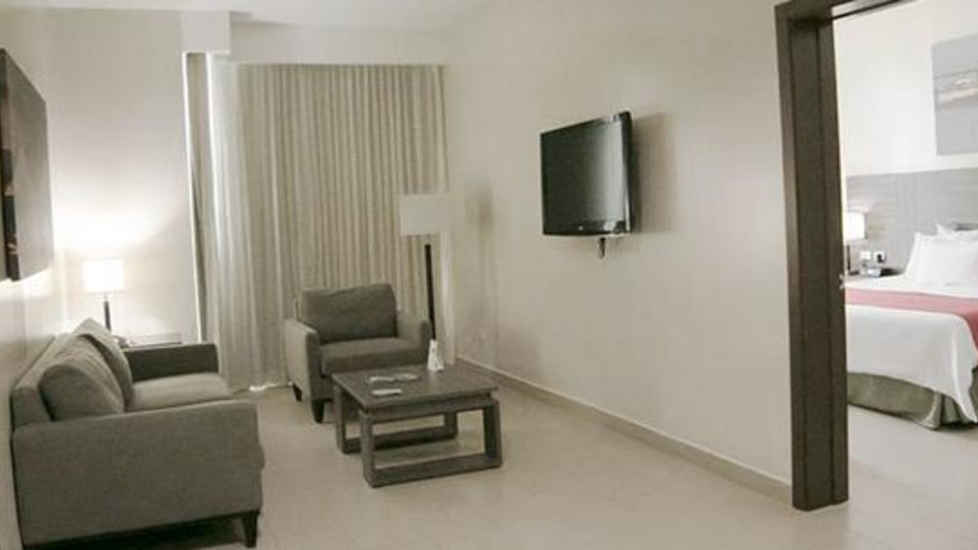 Victoria Hotel & Suites