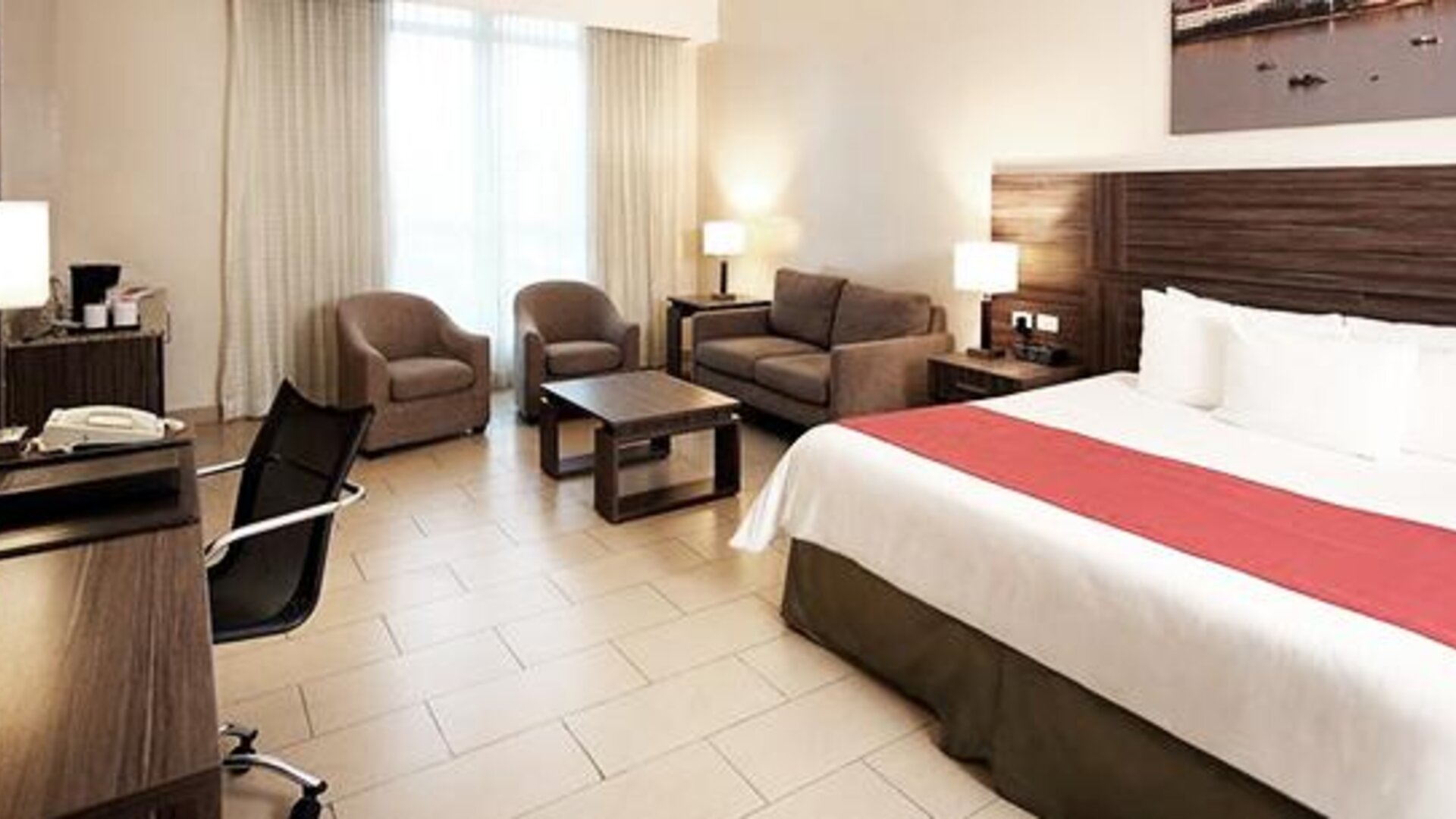 Victoria Hotel & Suites