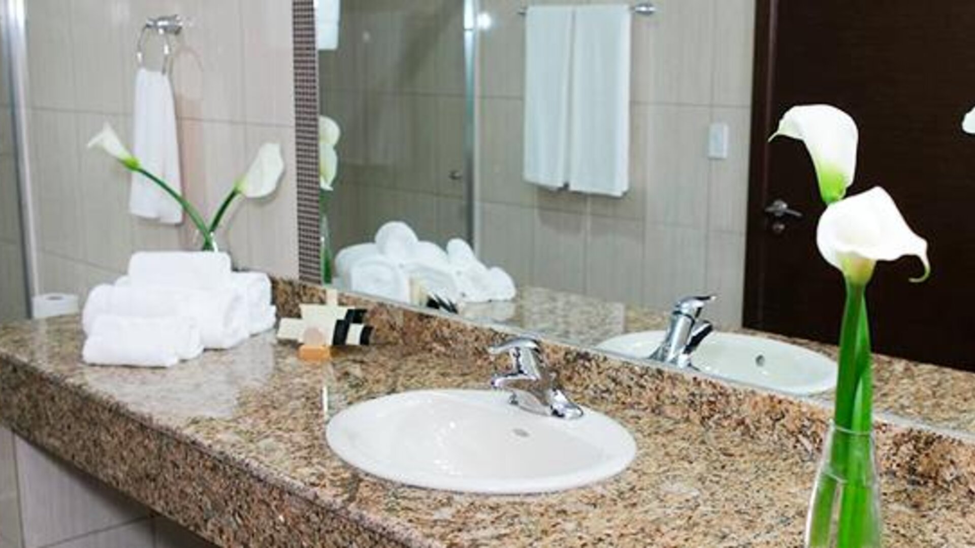 Victoria Hotel & Suites