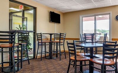 Dining room at Coratel Inn & Suites By Jasper River Falls.