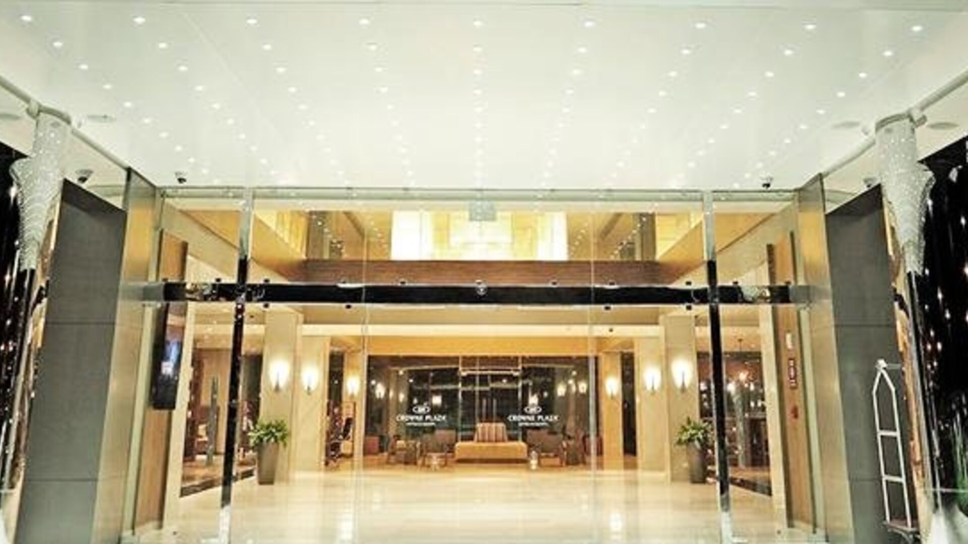 Elegant hotel lobby entrance with high ceilings, polished finishes, and a welcoming reception area at Crowne Plaza Panama Airport.