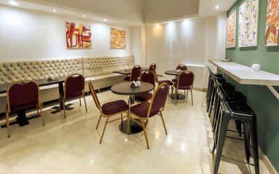 Additional dining and lounge space with café-style seating, upholstered banquettes, and contemporary artwork creating a relaxed atmosphere at HR Plaza Luxor.