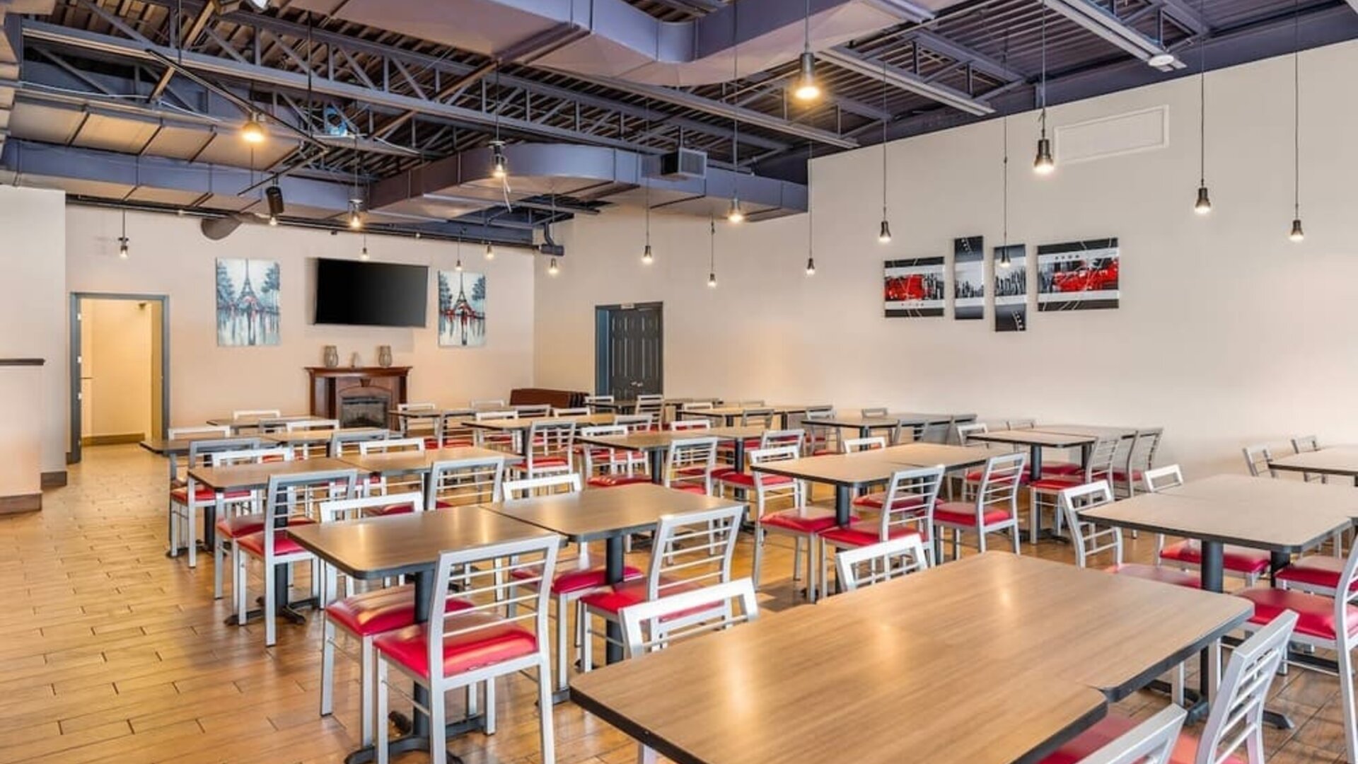 Bright breakfast dining area with comfortable seating and contemporary design at Comfort Inn Laval.