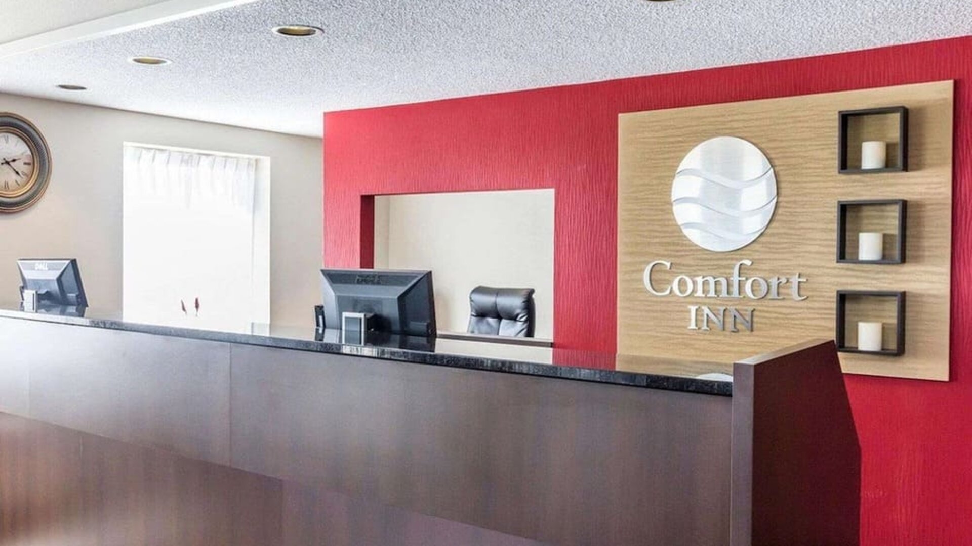 Modern reception desk providing friendly service and convenient check-in at Comfort Inn Thetford Mines.