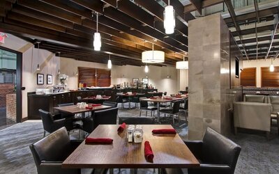 Inviting on-site restaurant offering comfortable seating and a welcoming atmosphere for breakfast, lunch, and dinner at Holiday Inn Oakville Centre.