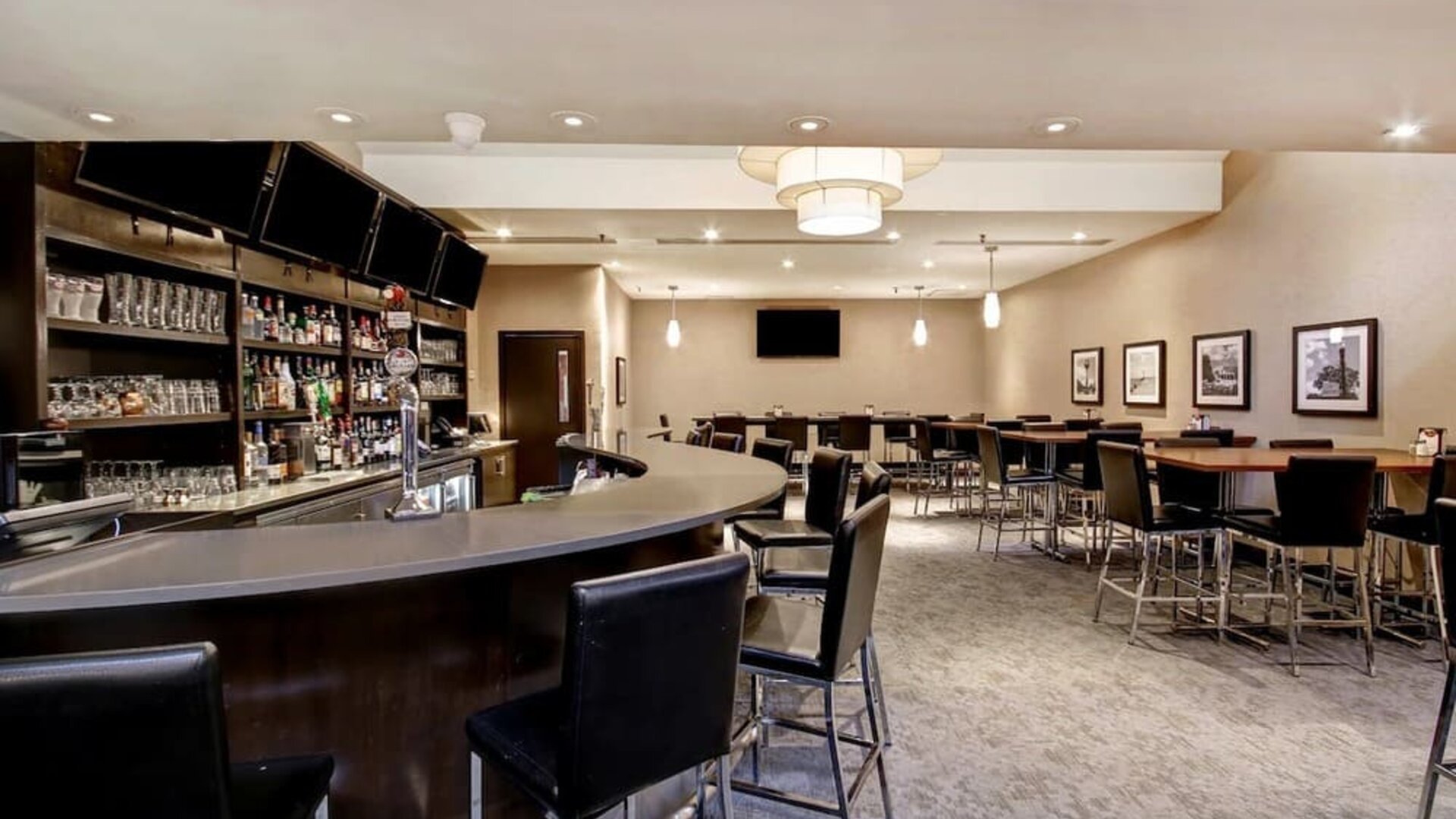 Stylish hotel lounge and bar offering a relaxed setting for cocktails, drinks, and casual gatherings at Holiday Inn Oakville Centre.
