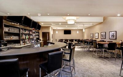 Stylish hotel lounge and bar offering a relaxed setting for cocktails, drinks, and casual gatherings at Holiday Inn Oakville Centre.