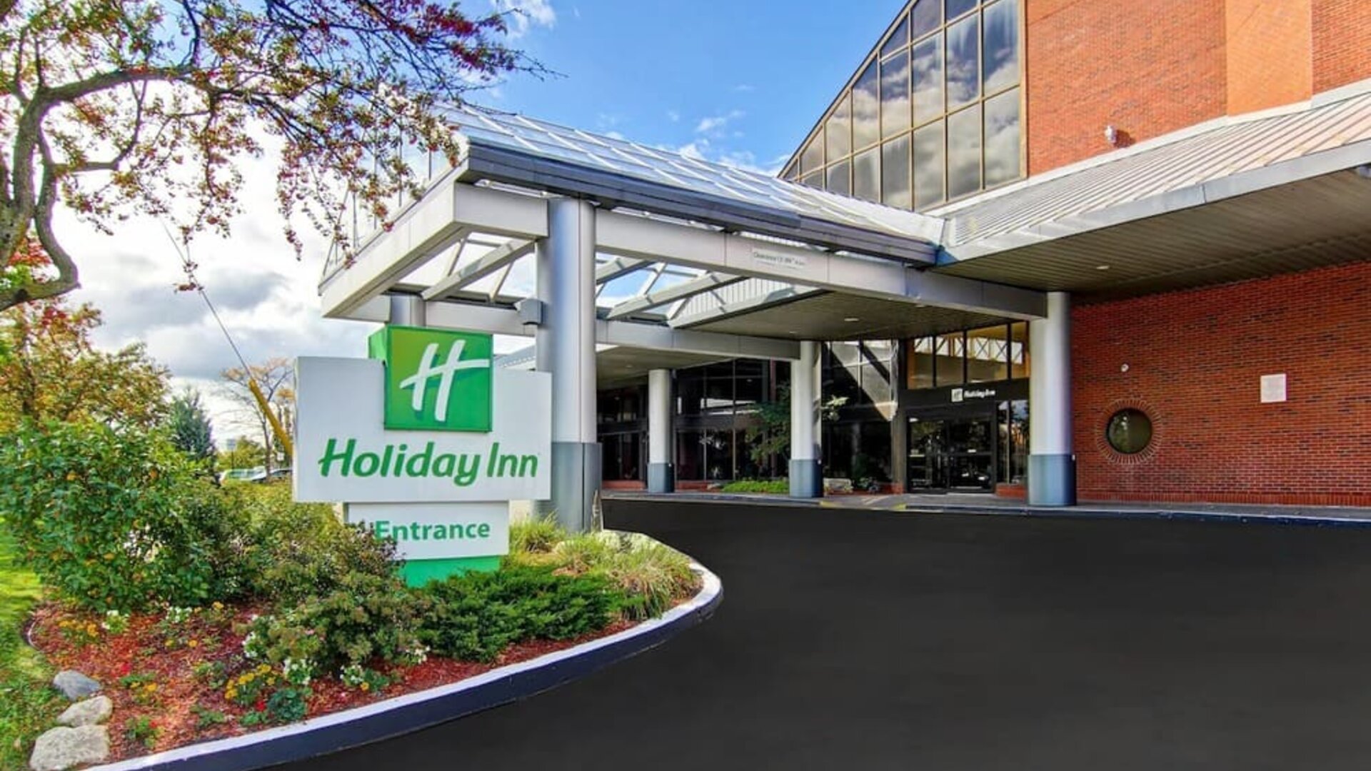 Main entrance with covered porte-cochère providing convenient access to Holiday Inn Oakville Centre.