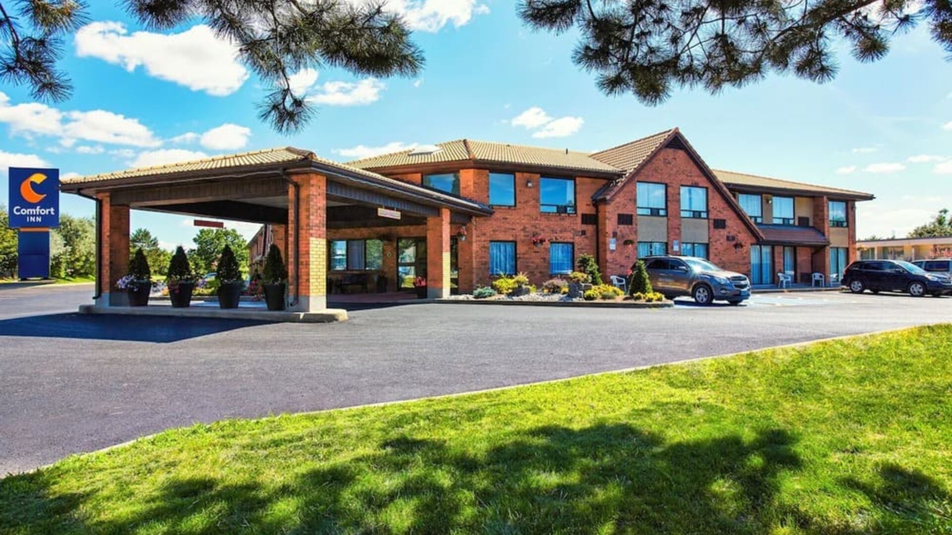 Exterior view of Comfort Inn Airport East Ancienne-Lorette featuring convenient parking and easy airport access.