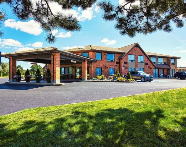 Exterior view of Comfort Inn Airport East Ancienne-Lorette featuring convenient parking and easy airport access.