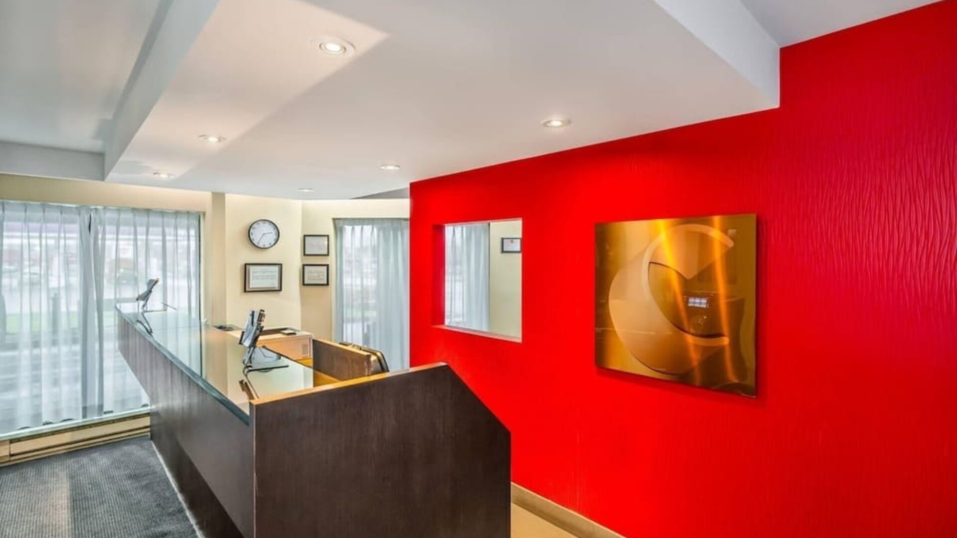 Contemporary reception desk providing friendly service and a seamless check-in experience at Comfort Inn Airport East Ancienne-Lorette.