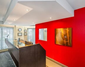 Contemporary reception desk providing friendly service and a seamless check-in experience at Comfort Inn Airport East Ancienne-Lorette.