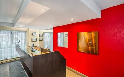 Contemporary reception desk providing friendly service and a seamless check-in experience at Comfort Inn Airport East Ancienne-Lorette.
