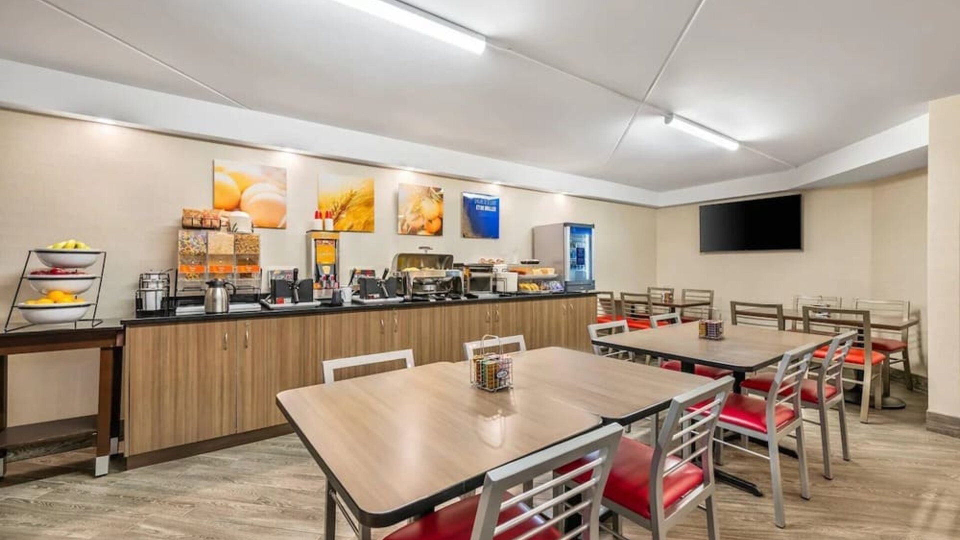Bright breakfast dining area serving a complimentary hot breakfast in a comfortable setting at Comfort Inn Airport East Ancienne-Lorette.