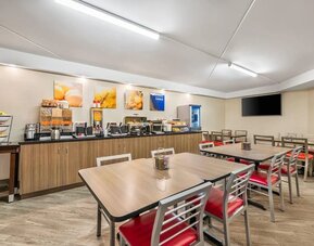 Bright breakfast dining area serving a complimentary hot breakfast in a comfortable setting at Comfort Inn Airport East Ancienne-Lorette.