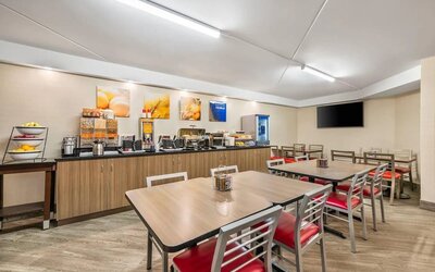 Bright breakfast dining area serving a complimentary hot breakfast in a comfortable setting at Comfort Inn Airport East Ancienne-Lorette.