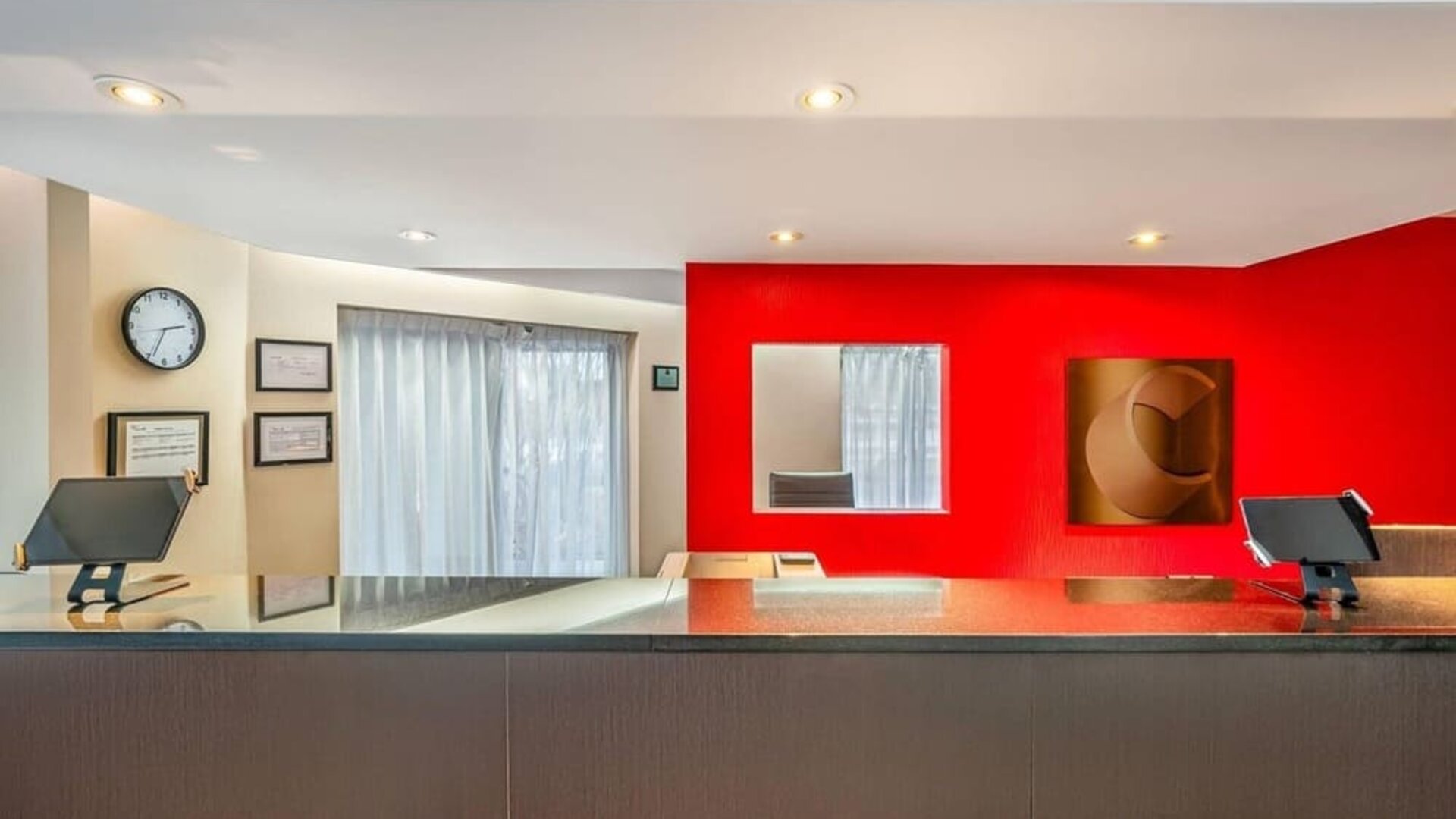 Modern reception area offering friendly service and a welcoming atmosphere at Comfort Inn Airport East Ancienne-Lorette.