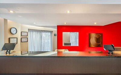 Modern reception area offering friendly service and a welcoming atmosphere at Comfort Inn Airport East Ancienne-Lorette.