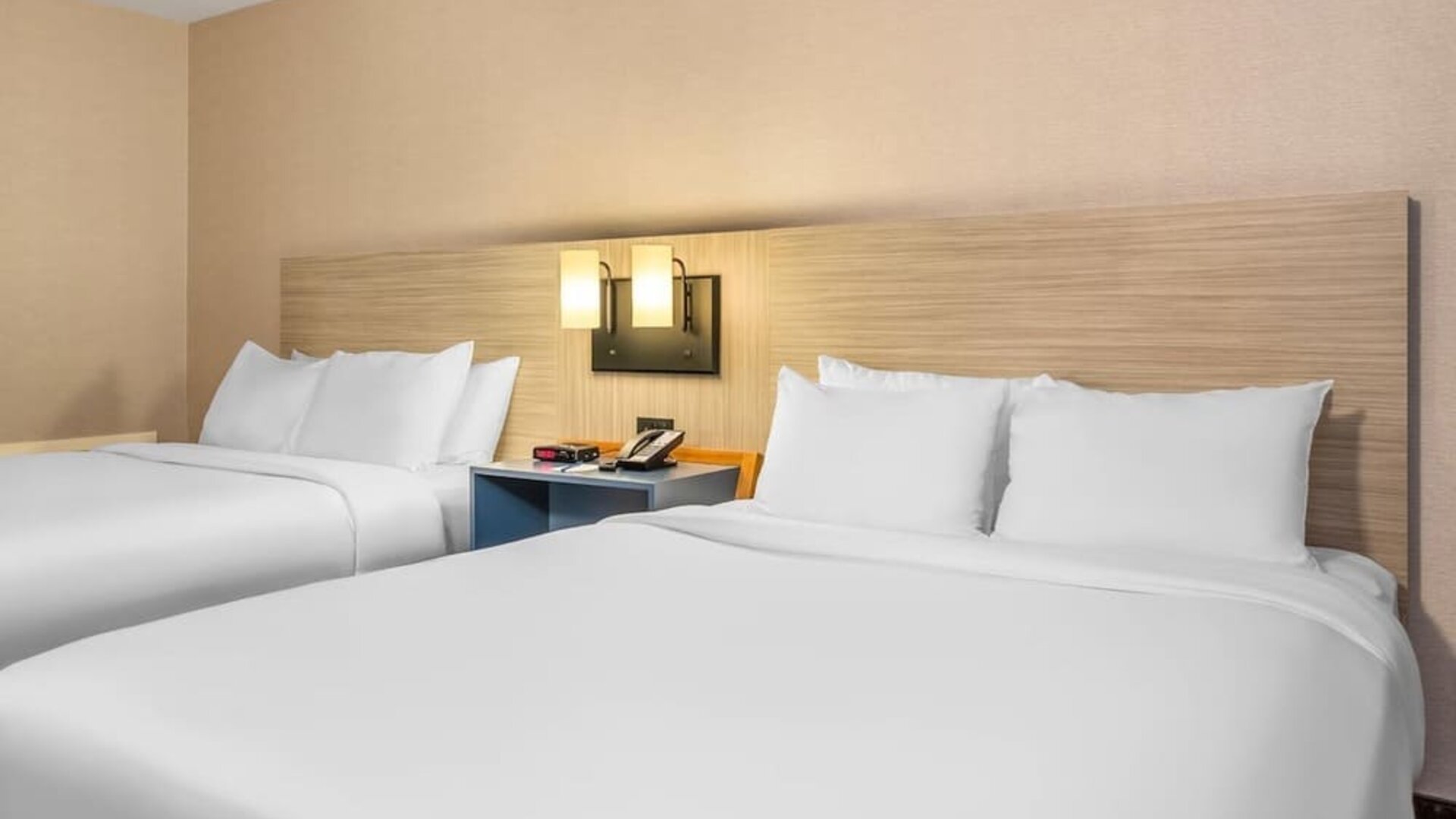 Guest room featuring two comfortable beds for a relaxing stay at Comfort Inn Airport East Ancienne-Lorette.
