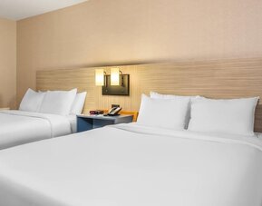 Guest room featuring two comfortable beds for a relaxing stay at Comfort Inn Airport East Ancienne-Lorette.
