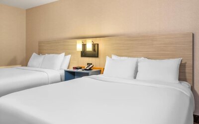 Guest room featuring two comfortable beds for a relaxing stay at Comfort Inn Airport East Ancienne-Lorette.