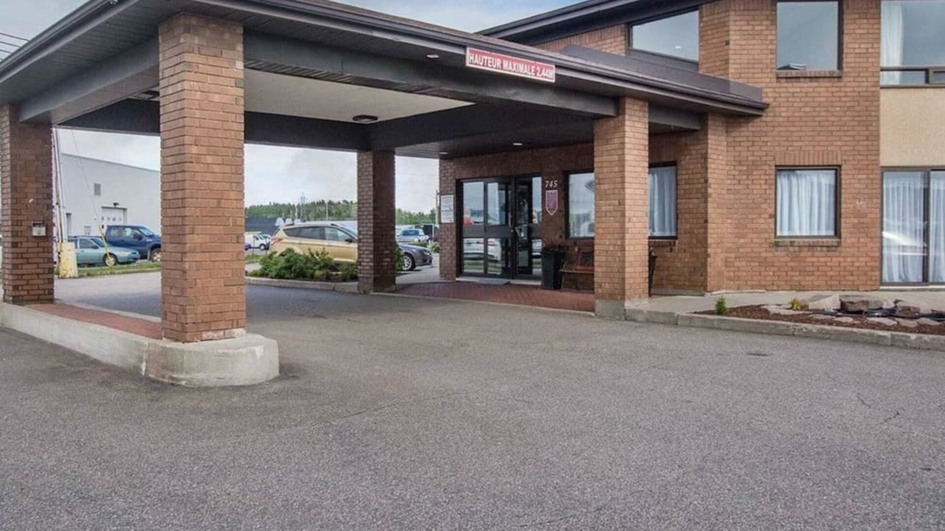 Welcoming covered entrance with convenient parking and easy access to Comfort Inn Baie-Comeau.