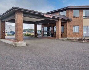 Welcoming covered entrance with convenient parking and easy access to Comfort Inn Baie-Comeau.