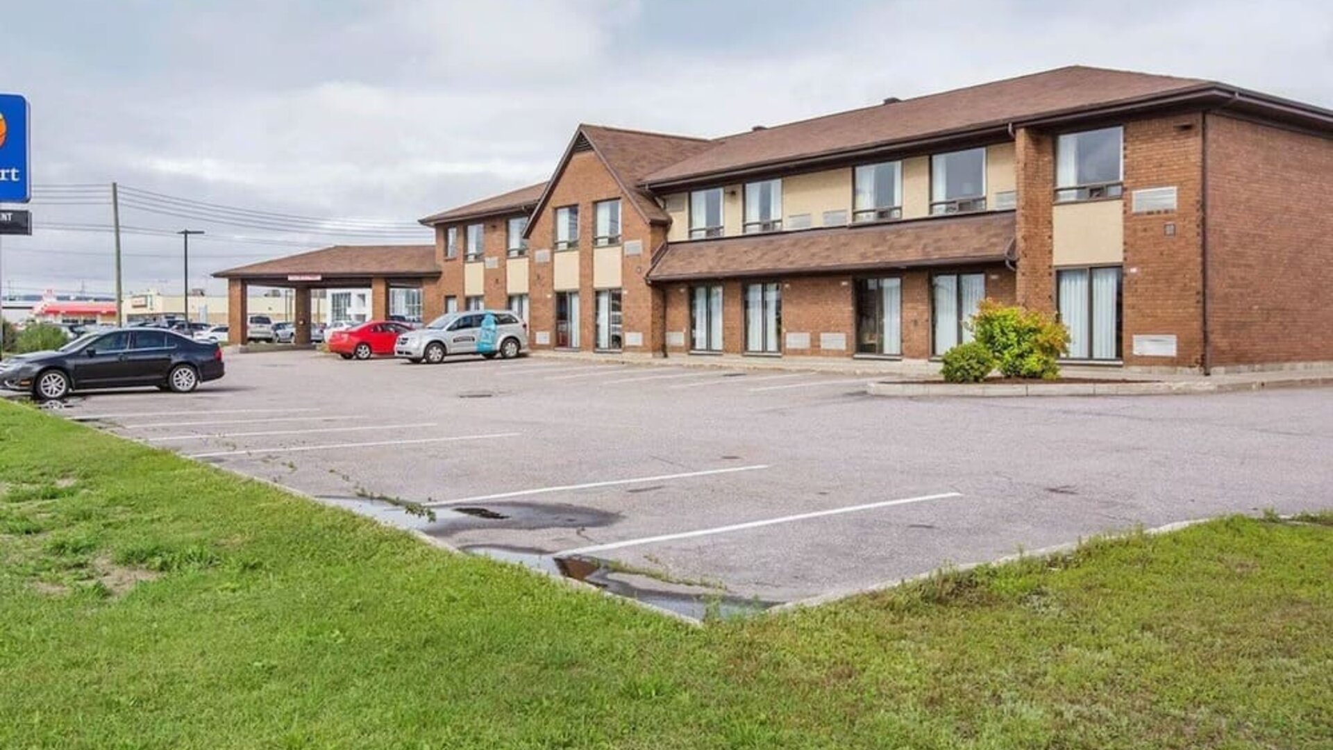 Exterior view of Comfort Inn Baie-Comeau featuring complimentary parking and convenient access for business and leisure travelers.