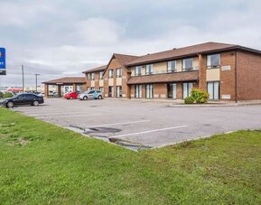 Exterior view of Comfort Inn Baie-Comeau featuring complimentary parking and convenient access for business and leisure travelers.