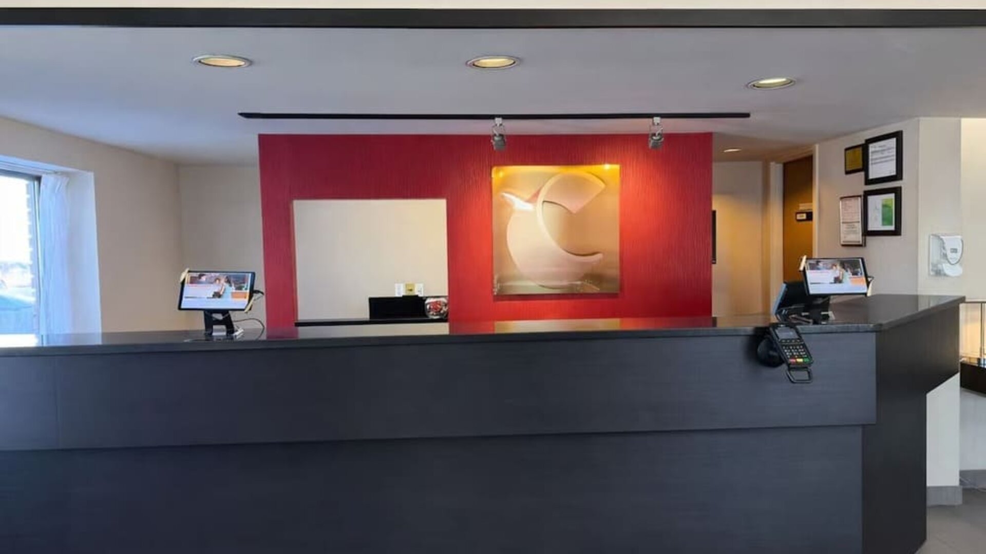 Modern reception desk providing friendly service and a smooth check-in experience at Comfort Inn Baie-Comeau.