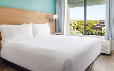 Spacious king guest room featuring a plush king bed, large windows, modern furnishings, and scenic Scottsdale views at Hyatt Place Scottsdale/Old Town.