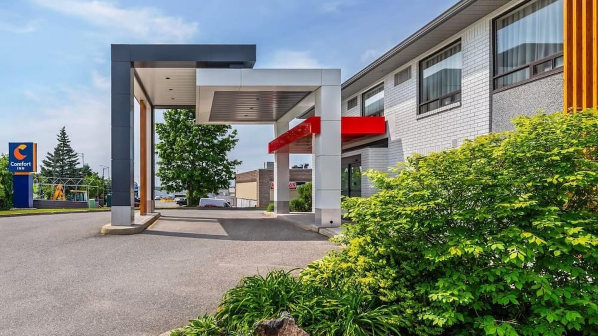 Exterior entrance with covered porte-cochère and landscaped grounds at Comfort Inn Sudbury East.