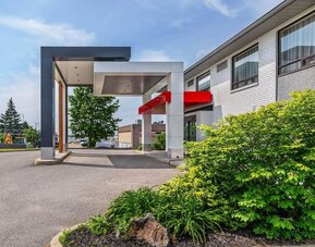 Exterior entrance with covered porte-cochère and landscaped grounds at Comfort Inn Sudbury East.