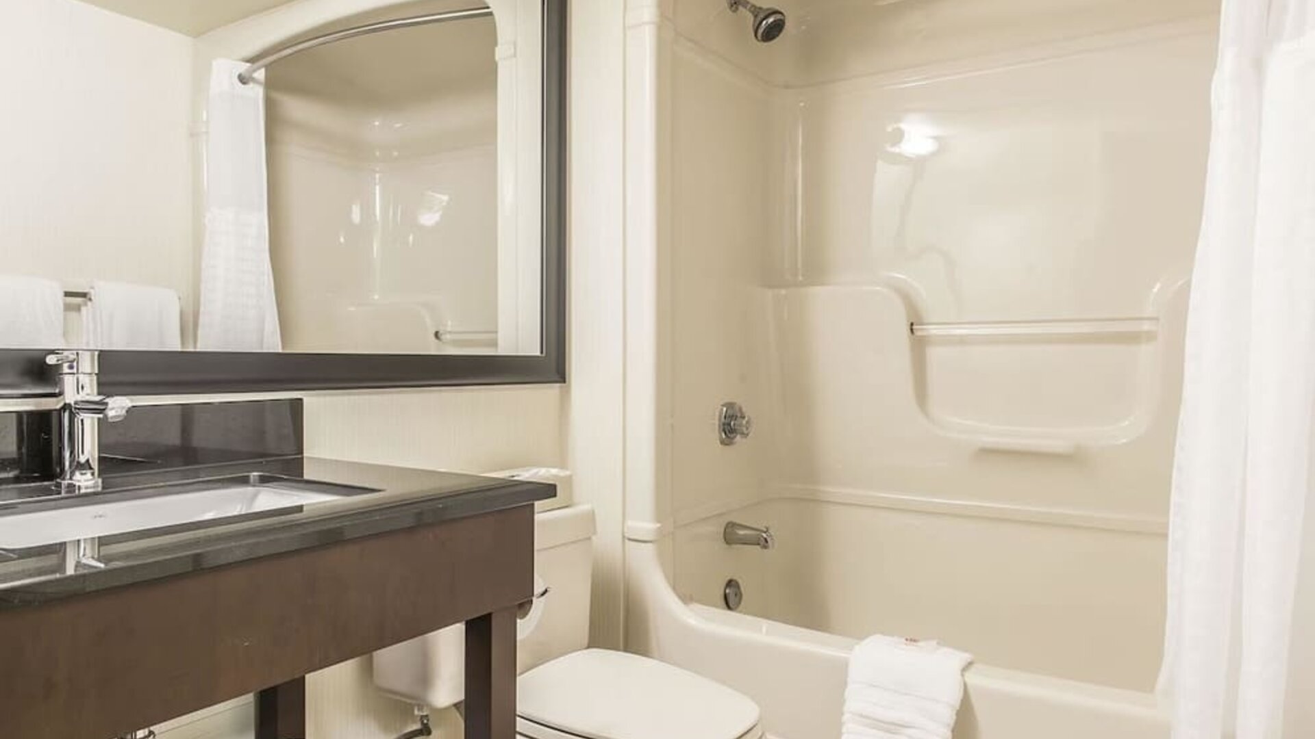 Guest bathroom with a bathtub and shower combination at Comfort Inn Sept-Iles.