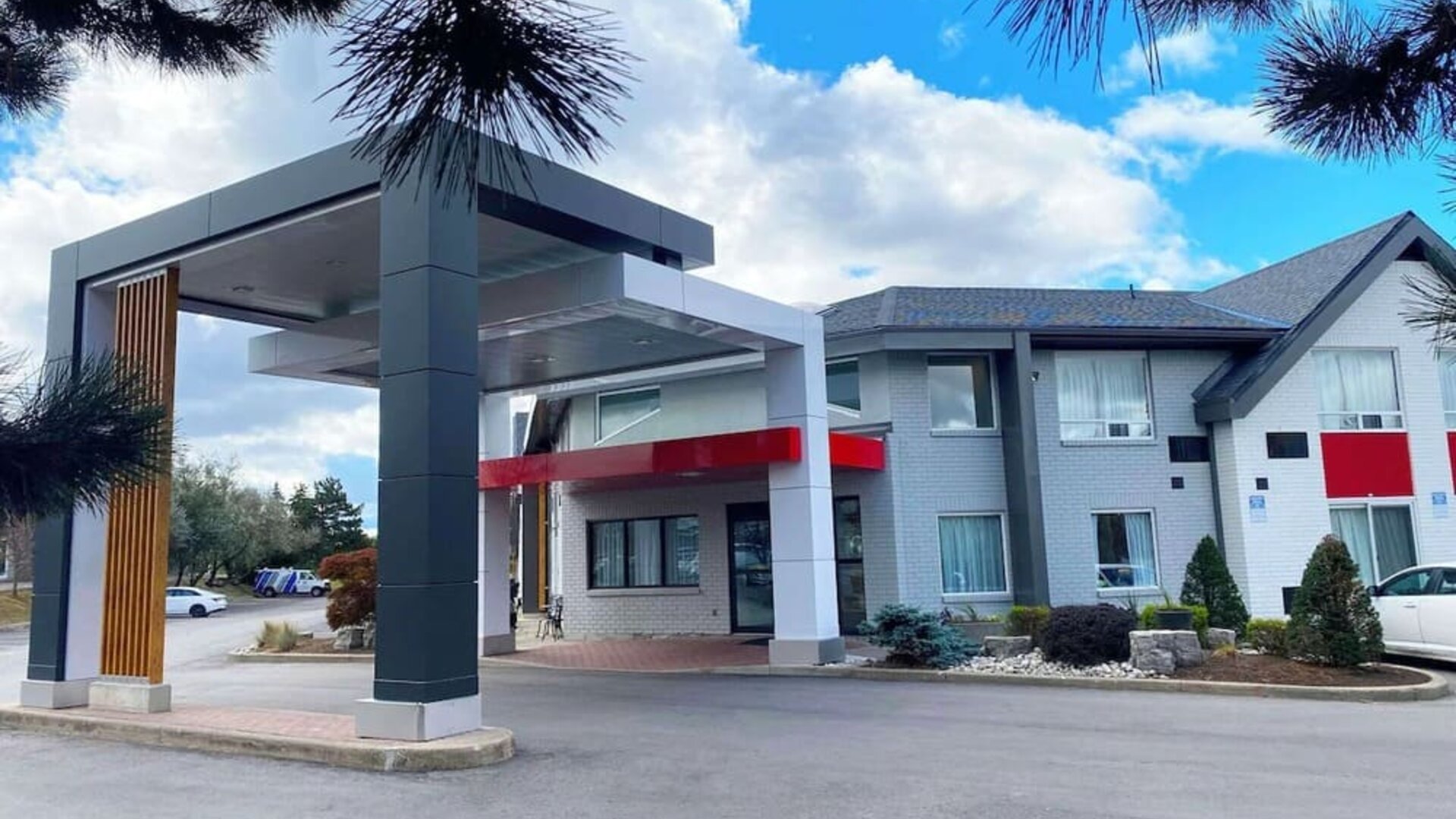 Exterior view of Comfort Inn Sault Ste. Marie.