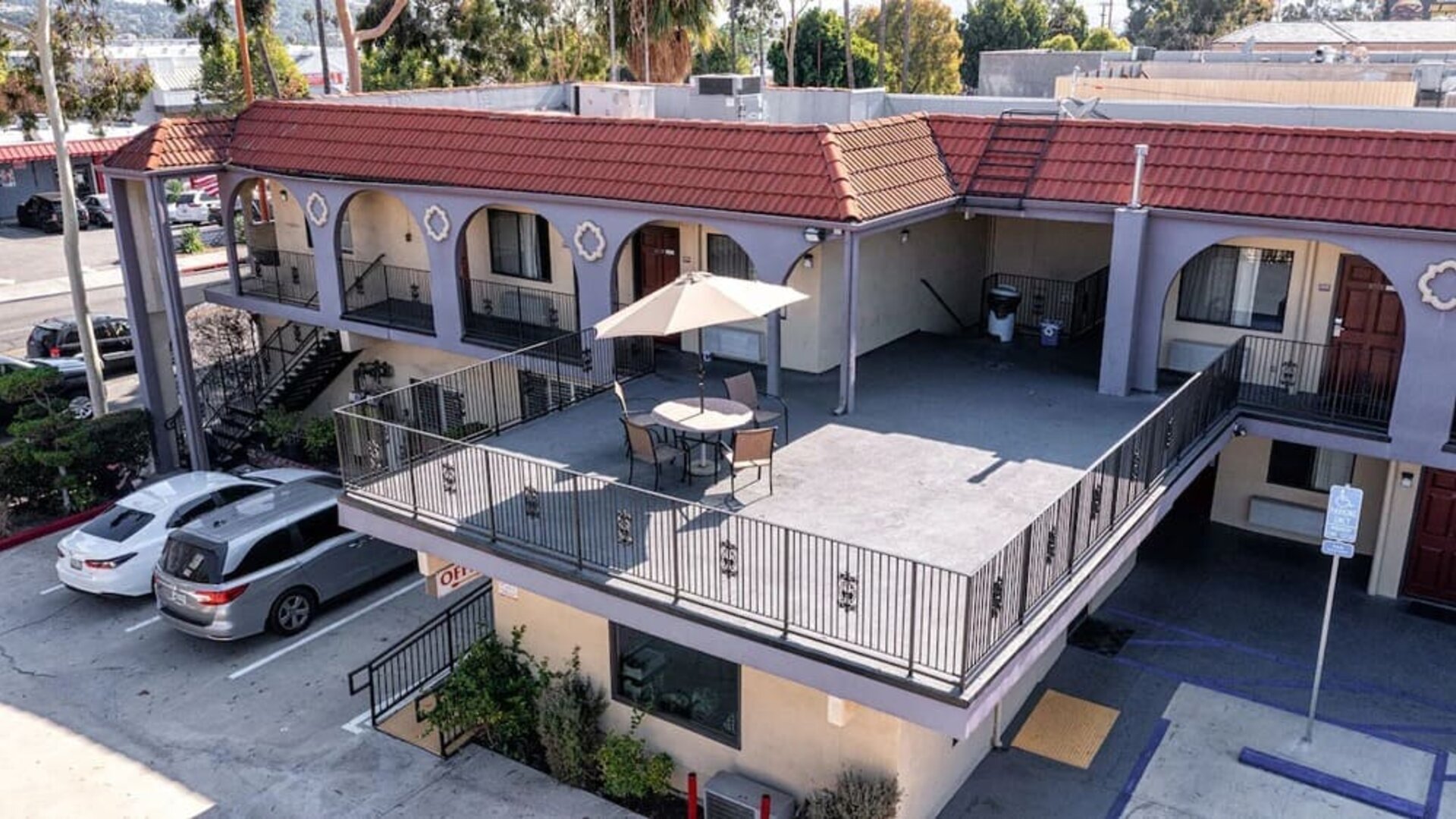 Outdoor terrace with seating area at Glenridge Inn Glendale Pasadena.