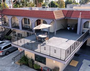 Outdoor terrace with seating area at Glenridge Inn Glendale Pasadena.