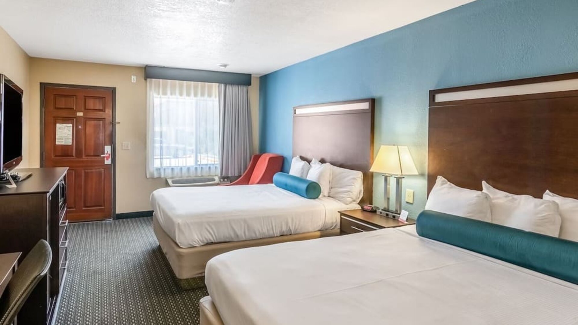 Guest room with two queen beds at Glenridge Inn Glendale Pasadena.