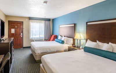 Guest room with two queen beds at Glenridge Inn Glendale Pasadena.