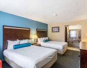 Guest room with two queen beds and a vanity area at Glenridge Inn Glendale Pasadena.