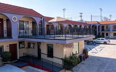 Exterior view of Glenridge Inn Glendale Pasadena.