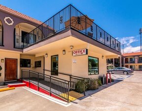 Hotel entrance with accessible office reception at Glenridge Inn Glendale Pasadena.