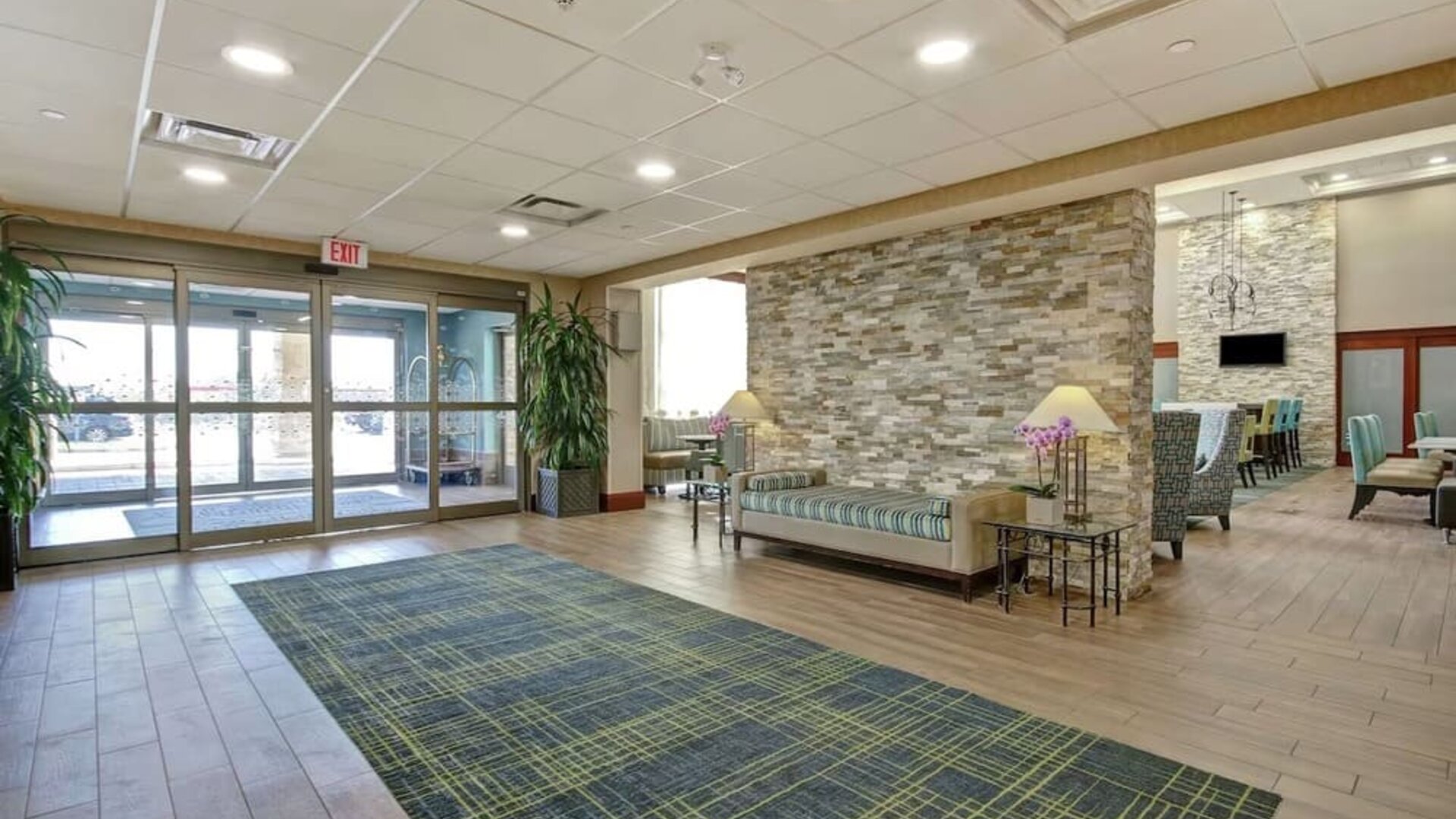 Hotel lobby entrance with seating area at Hampton Inn & Suites By Hilton Guelph.