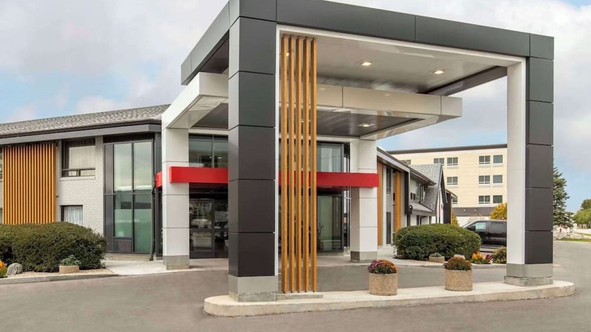 Exterior view of Comfort Inn Brossard.